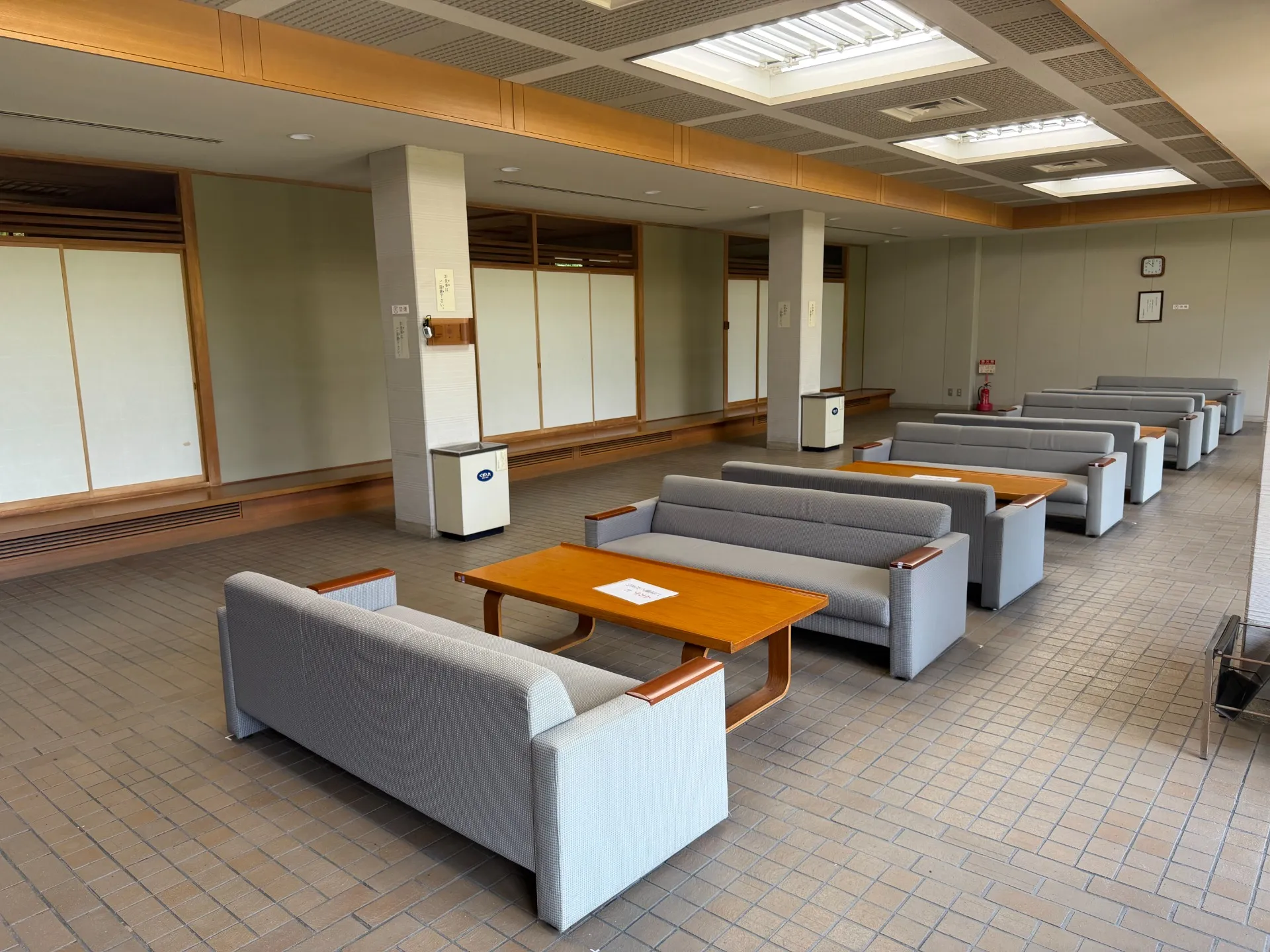 川西市斎場 待合ロビー